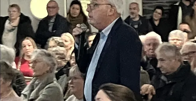 photo  jean-jacques girard lors des vœux en mode décontracté au milieu des concitoyens.  &copy;  ouest-france 