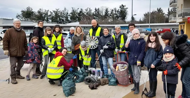photo  l’équipe des ramasseurs et leur « récolte ».  &copy;  ouest-france 