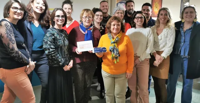 photo  l’association des commerçants de la place a remis leurs lots aux gagnants du concours de noël.  &copy;  le maine libre 