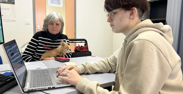 photo  en service civique, cécile lecomte, 17 ans, accompagne annick dans sa démarche de renouvellement de carte grise.  &copy;  le maine libre 