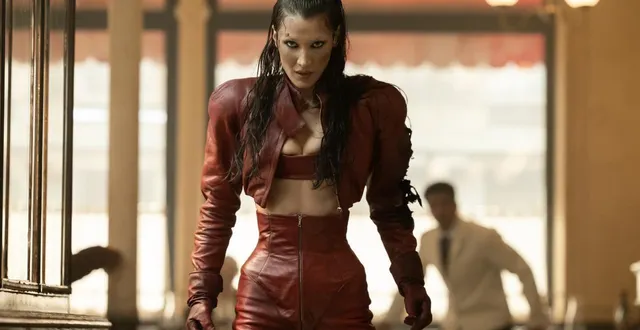 photo  bella hadid dans « the beauty », série créée par ryan murphy et matt hodgson.  &copy;  disney+ 