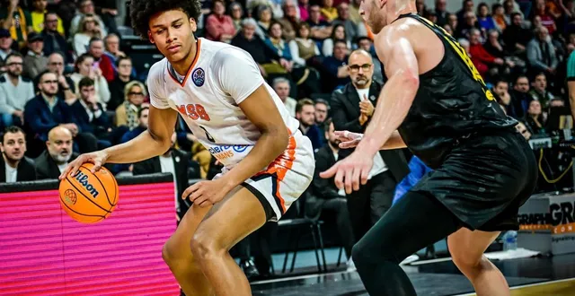 photo  swann penda (balle en main), lors de la réception de mersin en play-in de la ligue des champions, le 8 janvier 2026 à antarès.  &copy;  photo le maine libre yvon loue 