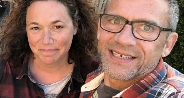 photo  servane et jacques amenaud, récemment installés à vannes, publient « embrasse-moi ! – 11 semaines, le temps d’une renaissance », un roman épistolaire inspiré de leur propre histoire.  &copy;  servane et jacques amenaud 