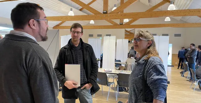 photo  cherré-au, jeudi 15 janvier 2026. yves, 29 ans, s’apprête à reprendre la ferme familiale. accompagné de sa mère sylvie, il est venu se renseigner sur les dernières démarches à effectuer.  &copy;  le maine libre 