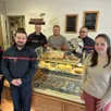 photo  l’équipe de l’amicale du centre de secours de la flèche, ici avec ophélie et damien, de la boulangerie-pâtisserie de crosmières. 