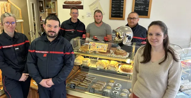 photo  l’équipe de l’amicale du centre de secours de la flèche, ici avec ophélie et damien, de la boulangerie-pâtisserie de crosmières.  &copy;  le maine libre 