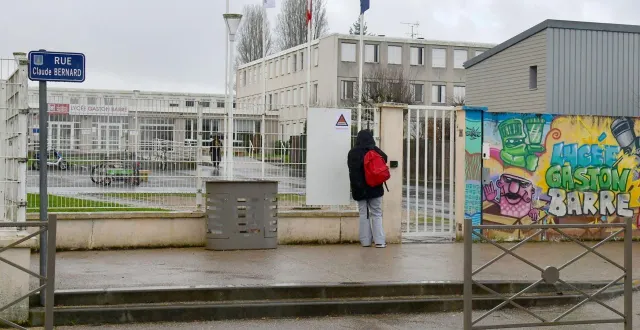 photo  l’intrus armé d’un couteau est parvenu à franchir les grilles du lycée, pourtant sécurisées par un interphone.  &copy;  co - marie delage 