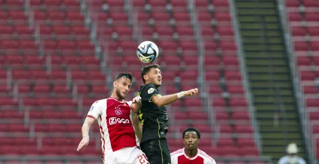 photo  branco van den boomen, sous le maillot de l’ajax (à gauche).  &copy;  afp 