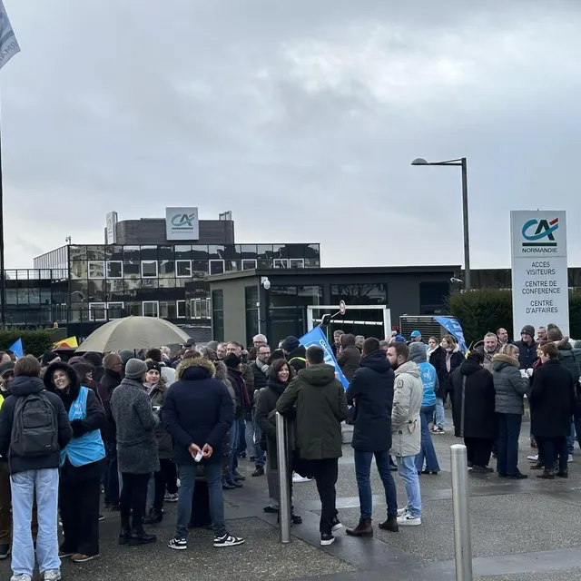 photo une manifestation avait lieu devant le siège du crédit agricole à caen (calvados), jeudi 22 janvier 2026, au matin, dans le cadre d’un appel national et régional à la grève. une centaine de salariés étaient présents.  ©  ouest-france
