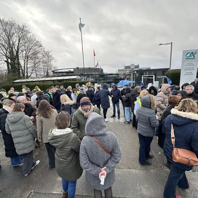 photo une manifestation avait lieu devant le siège du crédit agricole à caen (calvados), jeudi 22 janvier 2026, au matin, dans le cadre d’un appel national et régional à la grève. une centaine de salariés étaient présents.  ©  ouest-france