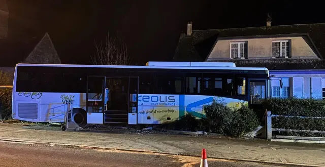 photo  un bus s’est encastré dans la barrière d’une habitation, avenue de la drôme, à vaucelles (calvados), mercredi 21 janvier 2026.  &copy;  photo fournie à ouest-france 