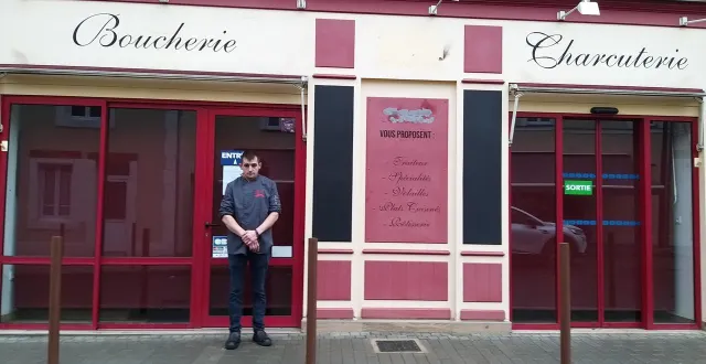 photo  le gérant, teddy lehain, devant sa boucherie-charcuterie le lendemain de la fermeture définitive.  &copy;  ouest-france 