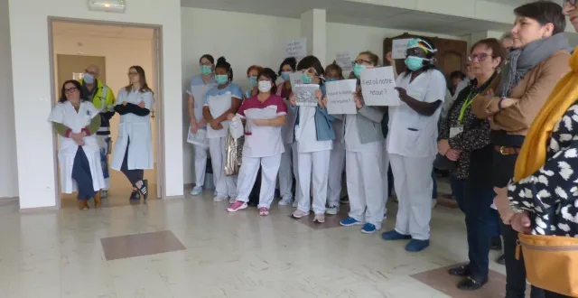 photo  une partie du personnel a exprimé son mécontentement pendant la cérémonie des vœux.  &copy;  le maine libre 