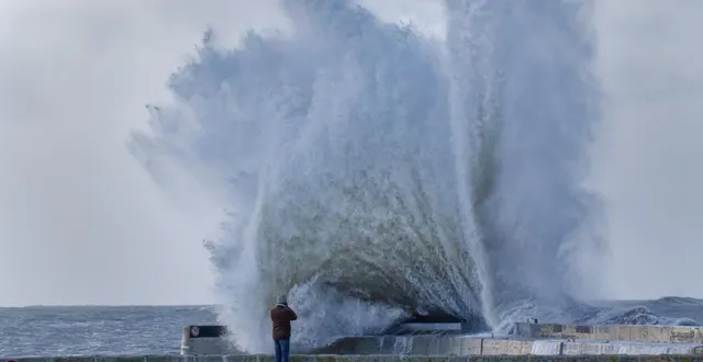 photo  une vague à ploemeur dans le morbihan, lors de la tempête « goretti » qui a touché la france le 9 janvier 2026.  &copy;  thierry creux / ouest-france 