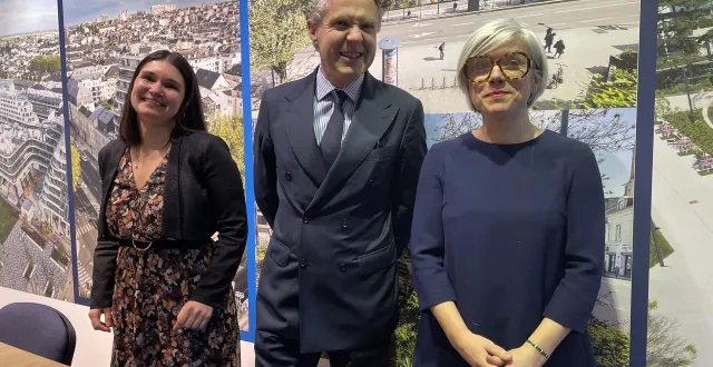 photo  en cas de réélection de christophe béchu, aurélia perrotte, à gauche, et laure rondeau-desroches, à droite, seraient respectivement en charge des questions de citoyenneté et de transition écologique. le maire sortant d’angers a présenté ces deux candidates jeudi 22 janvier 2026.  &copy;  ouest-france 