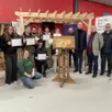 photo  les élèves de la filière bois du lycée privé de giel-courteilles, leurs professeurs et responsables, avec hervé yannou, administrateur du château d’angers (4e en partant de la droite), devant le lutrin fabriqué par les élèves. 