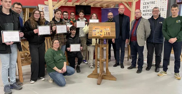 photo  les élèves de la filière bois du lycée privé de giel-courteilles, leurs professeurs et responsables, avec hervé yannou, administrateur du château d’angers (4e en partant de la droite), devant le lutrin fabriqué par les élèves.  &copy;  ouest-france 