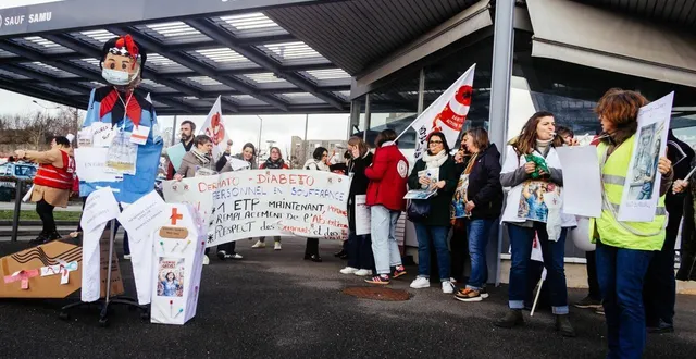 photo  des membres du service de dermatologie du centre hospitalier du mans (sarthe) ont manifesté, ce jeudi 22 janvier 2026.  &copy;  ouest-france 