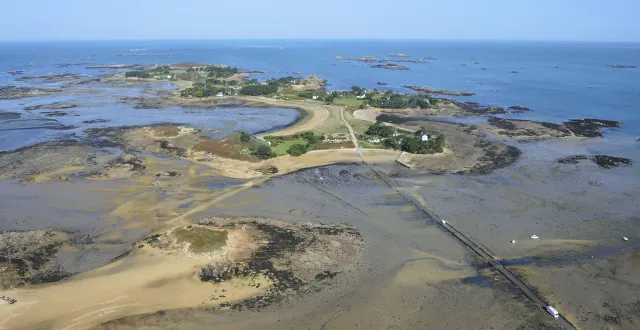 photo  l’île callot est accessible à pied via la passe aux moutons. ce jeudi 22 janvier 2026, des touristes ont été surpris par la marée montante et se sont réfugiés sur des îlots.  &copy;  ouest-france 