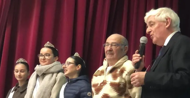 photo  patrick desmazières, maire, a remis la médaille de la ville à gaston dorizon, surpris et ému d’être mis à l’honneur.  &copy;  le maine libre 