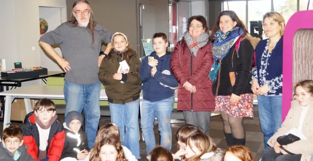 photo  linda rebaigalienne et liam guérin, entourés d’alain michaux, de marie-pierre rabec et maud nicole, enseignantes, et de fabienne dupré, bibliothécaire.  &copy;  ouest-france 