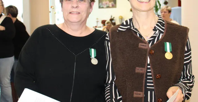 photo  de gauche à droite : véronique da costa pinho et annick jouet.  &copy;  ouest-france 