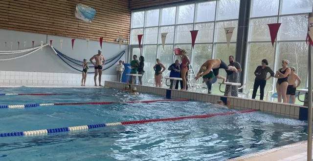 photo  la journée de compétition interne a rassemblé le 11 janvier tous les nageurs du rcd natation dans le bassin de doué-la-fontaine.  &copy;  co 