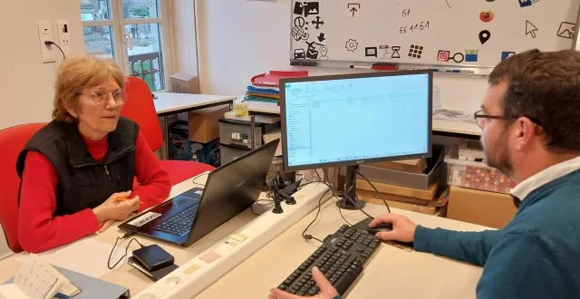 photo  emmanuel collet et l’équipe de l’espace public numérique proposent régulièrement des ateliers d’initiation et de perfectionnement de l’outil informatique et peuvent proposer des accompagnements personnalisés.  &copy;  ouest-france 