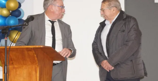 photo  jean-luc suhard lors de sa dernière cérémonie des vœux à la salle des fêtes le vendredi 16 janvier, aux côtés d’andré beury, ancien maire et mentor.  &copy;  ouest-france 
