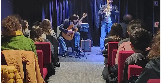 photo  le théâtre magique propose une scène itinérante dans un poids lourd, pour un concert gratuit de 45 minutes.  &copy;  co 