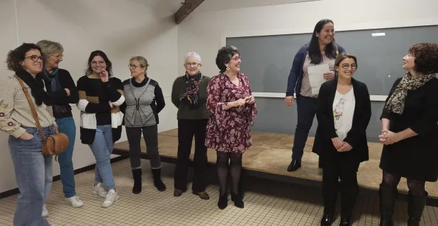 photo  sur l’estrade, sonia fleury, entourée des membres du bureau.  &copy;  co 