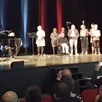 photo  le maire jérôme foyer au piano et son adjointe claire thouzeau-gasnier au micro, entourés des élus municipaux, interprètent une chanson originale pour clore la cérémonie des vœux. 