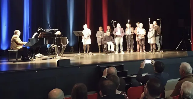 photo  le maire jérôme foyer au piano et son adjointe claire thouzeau-gasnier au micro, entourés des élus municipaux, interprètent une chanson originale pour clore la cérémonie des vœux.  &copy;  co 