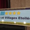 photo  le panneau villes et villages étoilés, décerné à mûrs-érigné, récompense ses actions contre la pollution lumineuse. 