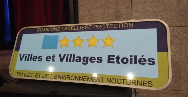photo  le panneau villes et villages étoilés, décerné à mûrs-érigné, récompense ses actions contre la pollution lumineuse.  &copy;  co 