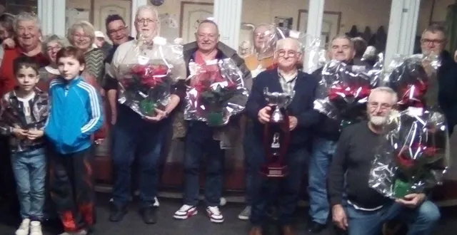 photo  la société la pelouse de beaufort-en-vallée a récemment organisé la finale de son challenge trois contre trois. la victoire revient à l’équipe composée de gérard thébault, eric le foll et dominique aillerie. elle s’est imposée face à l’équipe composée de didier guillet, gilles papin et christian thomas, sur le score de 12 a 10. philippe foin, eliane bûcher et jessica beunier complètent le podium.  &copy;  document remis 