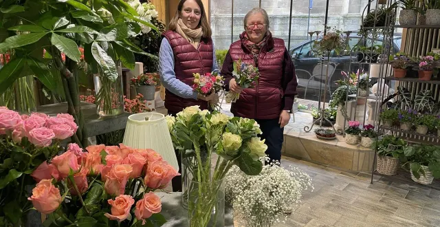 photo  lucie moulin, 22 ans, a embauché sa mère karine à temps partiel pour l’aider dans sa boutique de fleurs à argentan.  &copy;  ouest-france 