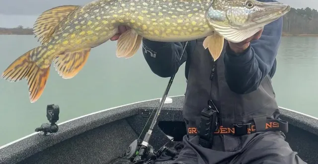 photo  le jeune homme est passionné par la pêche depuis tout petit.  &copy;  elio malnuit 