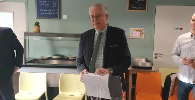 photo  très ému et mains tremblantes derrière son lutrin, jean-claude bizeray, maire de saint-biez-en-belin, a prononcé, dimanche 11 janvier 2026, ses derniers vœux de maire.  &copy;  ouest-france. 