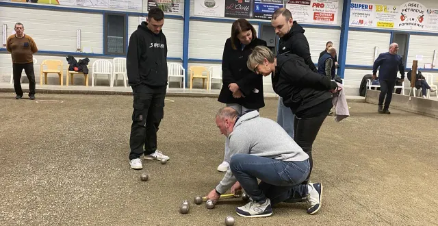 photo  « jouer à la pétanque nous permet d’oublier une actualité un peu déprimante », confient quelques mordus.  &copy;  ouest-france 