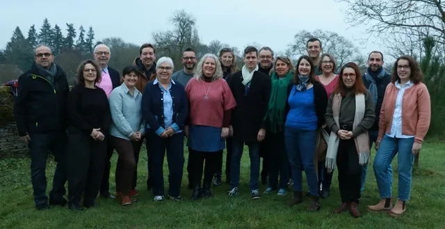 photo  (au premier rang, de gauche à droite) nadège ezechiel, florence diard, anne-marie forest, isabelle clémot (tête de liste), denis roselier, delphine réveillère, aude lodi, amélie grillet, alizée marie, (au deuxième rang) gérard davinroy, philippe kérébel, julien monterisi, jonathan mazzardi, nathalie duarte, jérôme perrault, jochen rousse, martine launay, jérémie dessomme et thomas berger.  &copy;  ouest-france 