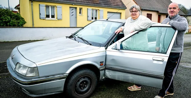 photo  michel boitière et sa femme lydie sont attachés à leur renault 21 gtd de 1992, à la portière cabossée. surtout michel.  &copy;  le maine libre - yvon loué 