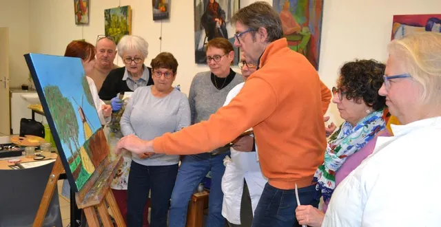 photo  à une semaine de leur exposition, les élèves, conseillés par michel hivert, apportent une dernière touche à leurs œuvres.  &copy;  le maine libre 