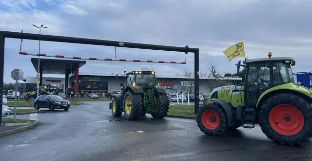 photo  saumur, vendredi 23 janvier 2026. des agriculteurs ont pris place à l’intermarché.  &copy;  co - yvan georget 
