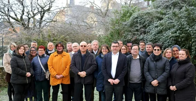 photo  éric fontaine, tête de liste (au centre chemise blanche), présente ses colistiers pour les prochaines municipales.  &copy;  eric fontaine - liste union pour saint-calais 