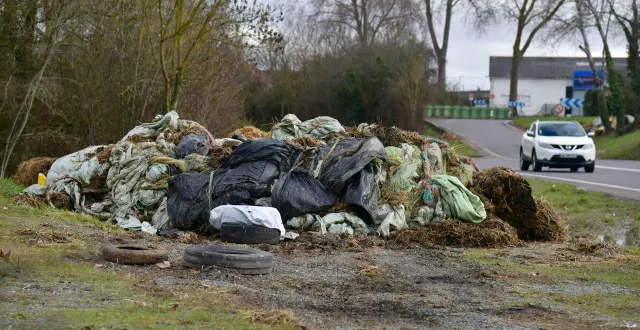 photo  le nettoyage et le recyclage des ordures abandonnées par les agriculteurs ont coûté au 250 000 € aux mairies et au département des deux-sèvres. un chiffre inférieur au coût total réel.  &copy;  co - marie delage 