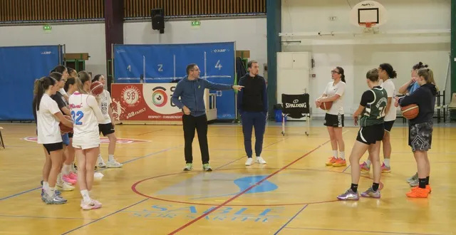 photo  les féminines du sablé basket (prénat) et leur coach édouard gachot restent à l’affût d’une seconde partie de saison exaltante.  &copy;  ouest-france 