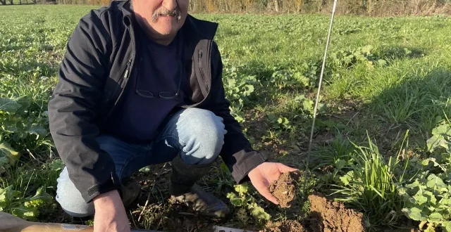 photo  patrice le callonnec, agriculteur à mauron (morbihan), fait partie des pionniers de l’agriculture de conservation des sols. equipé d’un louchet (plus long qu’une bêche) et d’un pénétromètre, il observe souvent les vers de terre qui s’activent sous les pieds.  &copy;  ouest-france 