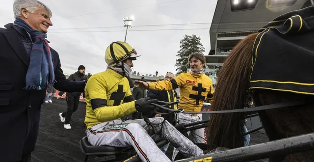 photo  thomas levesque ( à droite) et son père pierre, félicitent éric raffin, drive d’iroise de la noé lors de la victoire en jaune et noir au prix de belgique, le 11 janvier 2026.  &copy;  © bruno vandevelde - le trot 