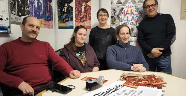 photo  les organisateurs du festival itinérances et philippe rouxel (debout à droite), un des photographes exposé ce week-end.  &copy;  ouest-france 